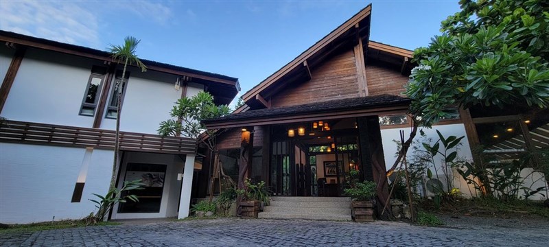 屏東縣「牡丹灣Villa」13日群聚用餐,當天住宿的行政院南部聯合服務中心執行長陳政聞已請辭。縣政府交旅處19日舉發15名未登記房內用餐者。(圖取自facebook.com/mudanwanvilla)