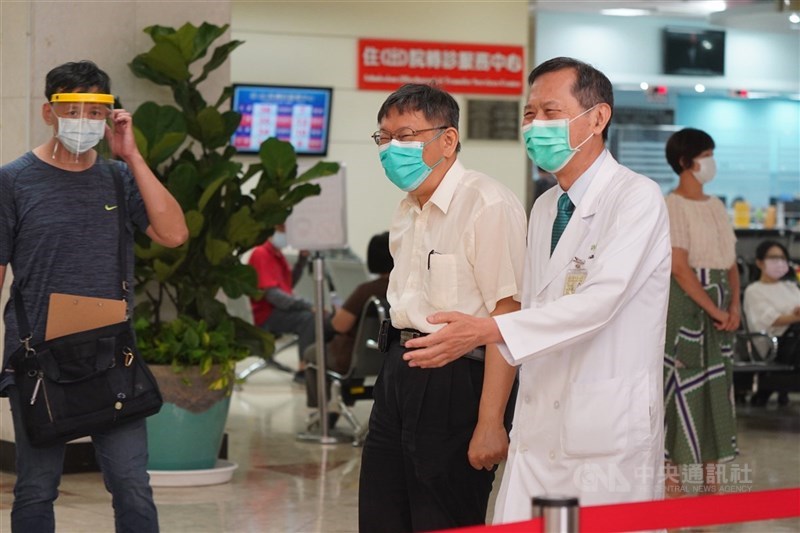 台北榮民總醫院在COVID-19疫情嚴峻時,支援北市府於北農、環南市場進行大規模PCR篩檢,台北市長柯文哲(前中)19日上午親赴北榮致謝,由北榮院長許惠恒(前右)接待。中央社記者徐肇昌攝 110年7月19日