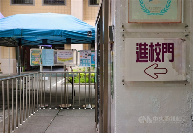 中小學將於9月1日開學,教育部17日表示,教職員工若未施打疫苗,首次入校須提供3日內抗原快篩或PCR陰性證明,並定期做檢驗。(中央社檔案照片)