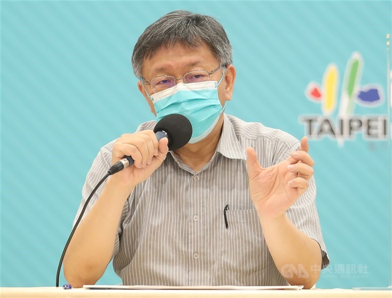 柯文哲(圖)18日在台北市政府COVID-19防疫會議中討論,台北市是否要舉債新台幣80億元自購第3劑疫苗,他表示將會再觀察半年。(中央社檔案照片)