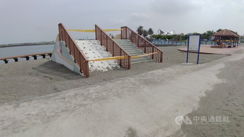 高雄彌陀漁港「海岸光廊」在13日微解封後,假日湧入人潮,高雄市政府海洋局19日表示,將強化警示設施,週末會與警方加派人力到場管制。(高雄市海洋局提供)中央社記者蔡孟妤傳真 110年7月19日