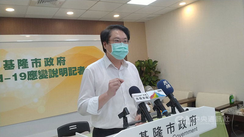基隆一名在北市松山區戶政事務所服務台人員染疫,個案在北市補習班工作的配偶也確診,基隆市長林右昌(圖)19日下午在記者會說,將與台北市政府合作疫調,切斷可能的傳播鏈。中央社記者王朝鈺攝 110年7月19日