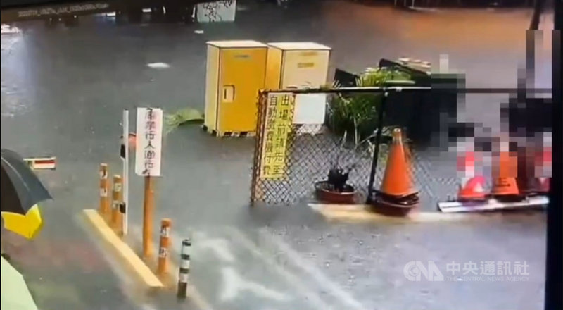 高雄19日傍晚下起大雨,高姓女子冒雨行經鳳山三民路郵局對面停車場時突然倒地不起,經送醫急救仍命危。目前台電和市府養工處人員已前往查明是否與漏電有關。(高市鳳山警分局提供)中央社記者洪學廣傳真 110年7月19日