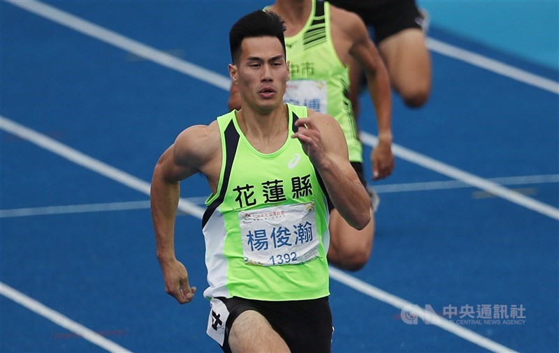 「台灣最速男」楊俊瀚(前)目前保有台灣男子100公尺、200公尺與4 X 100公尺接力3項全國紀錄,今年東京奧運他也期望能突破個人極限,再締全國新猷。(中央社檔案照片)