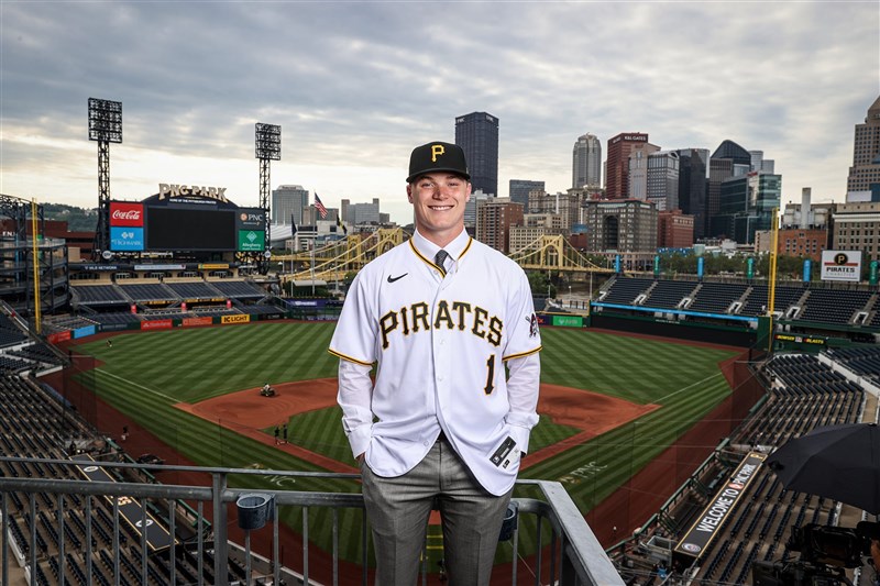 美國職棒大聯盟MLB的2021選秀狀元捕手戴維斯18日與匹茲堡海盜簽約,簽約金約新台幣1億8100萬元。(圖取自facebook.com/Pirates)