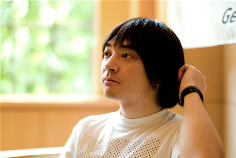 日本東奧開幕式作曲人之一的日本音樂人小山田圭吾(圖)學生時代曾霸凌同學,日本政府要求東奧組委會做出處理。(圖取自維基共享資源;作者Joi Ito,CC BY 2.0)