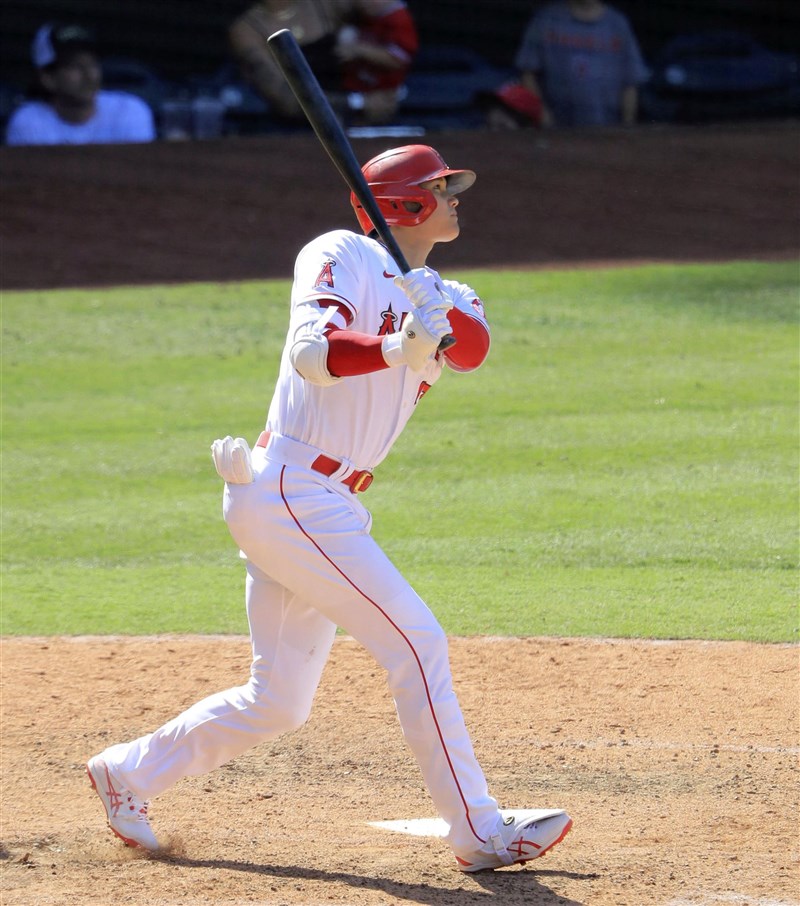 美國職棒大聯盟MLB洛杉磯天使隊日籍「二刀流」好手大谷翔平18日再度揮出全壘打,為本季個人第34號全壘打。(共同社)