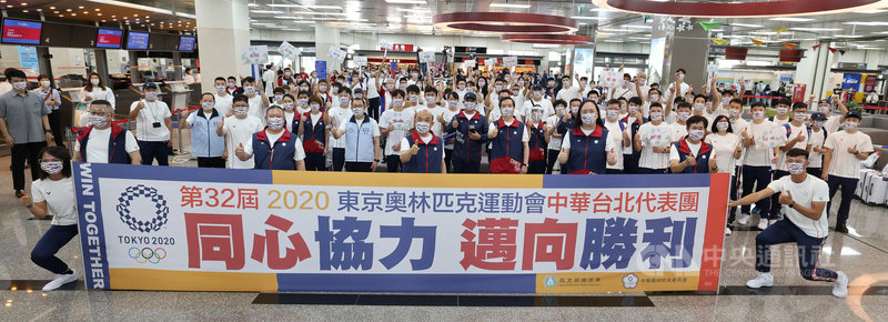 東京奧運中華代表團先遣部隊14日已前往東京,主代表團19日搭機出發,行政院長蘇貞昌(前中)上午在行政院政務委員唐鳳(前右3)、教育部長潘文忠(前右2)等人陪同下,親自到機場送機。(中華奧會提供)中央社記者黃巧雯傳真 110年7月19日