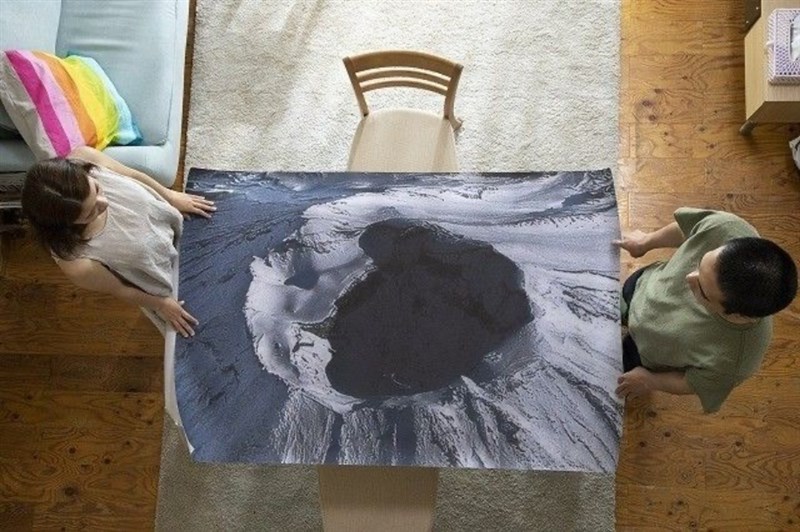 富士山火山口俯瞰照是《火口的二人》故事重要的元素,改編電影呈現畫面直接而強烈。(圖取自facebook.com/thinkingdom)