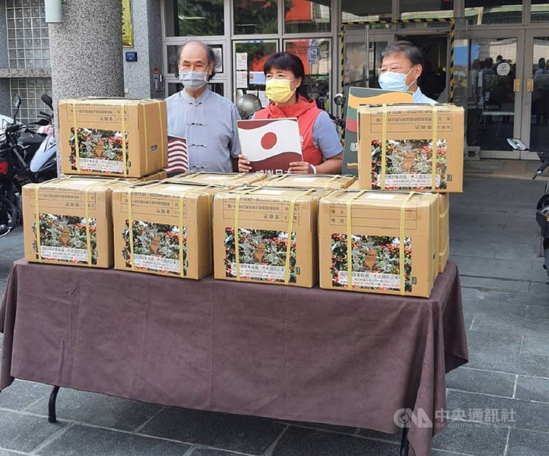 為感謝日本捐贈COVID-19疫苗給台灣,南投縣國姓鄉咖啡農李明杰(左)透過行政院中部聯合服務中心執行長蔡培慧(中)聯繫,19日贈2000包濾掛式國姓鄉精品咖啡給日本台灣交流協會。(行政院中部聯合服務中心提供)中央社記者蕭博陽南投傳真 110年7月19日