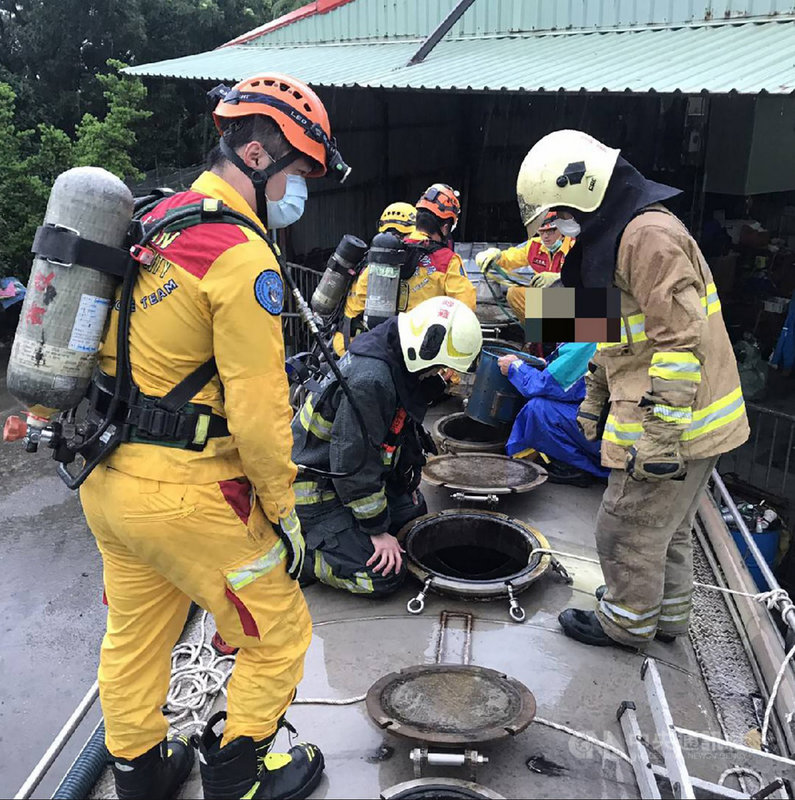 2名工人20日在高雄市鳳山區施作水肥工程,因有工具掉落在淨空的水肥車槽體內,其中一人要下去撿拾時感到身體不適,另一人欲救援卻跟著昏倒,所幸現場有其他工人趕緊求救,救護人員獲報趕到將2人救出送醫。(民眾提供)中央社記者洪學廣傳真 110年7月20日