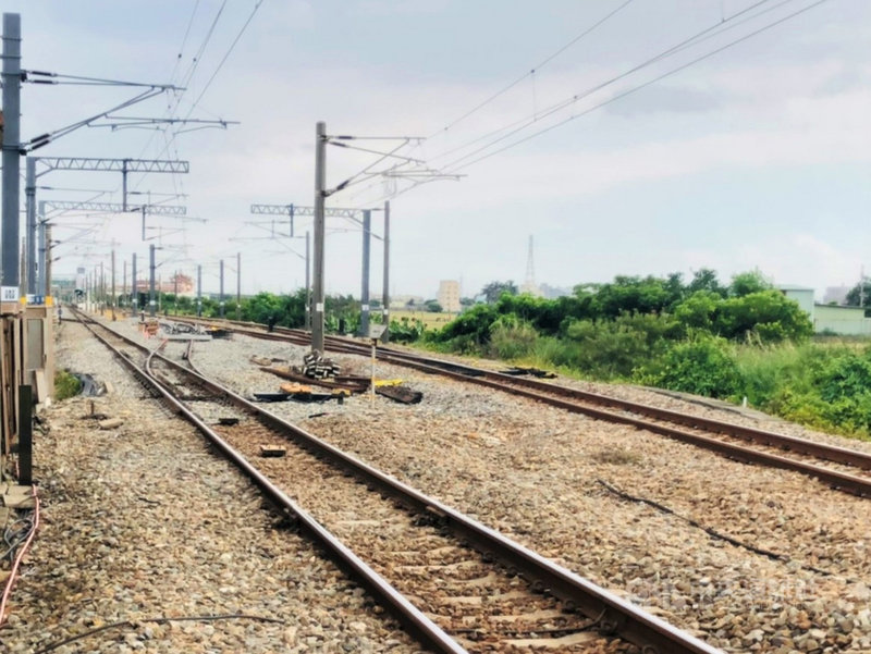 台鐵為提升軌道安全及旅客乘車穩定舒適度,正將全線道岔由木枕換成PC枕,正線部分可望在110年底達標,民國114年底包括副線、支線的道岔,也都全更新為PC枕。(台鐵提供)中央社記者汪淑芬傳真 110年7月20日