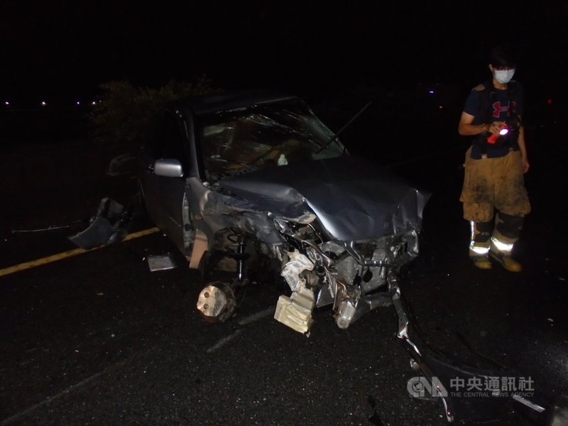 國道5車連環撞雙胞胎哥下車警戒弟遭撞飛不治 社會 中央社cna