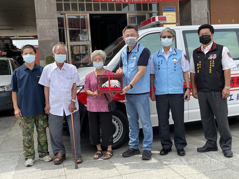 在金門經營鐵工廠多年的吳長壽(左2)夫婦20日捐贈一輛救護車供金門縣消防局金城消防分隊使用,由縣長楊鎮浯(右3)收下代表捐贈救護車的大鑰匙及救護車模型,並回贈感謝狀。中央社記者黃慧敏攝 110年7月20日