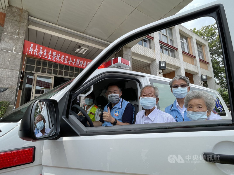 在金門經營鐵工廠多年的吳長壽(右3)夫婦20日捐贈一輛救護車供金門縣消防局金城消防分隊使用,由縣長楊鎮浯(右4)代表收下,並進行救護車啟鑰、鳴笛程序。中央社記者黃慧敏攝 110年7月20日