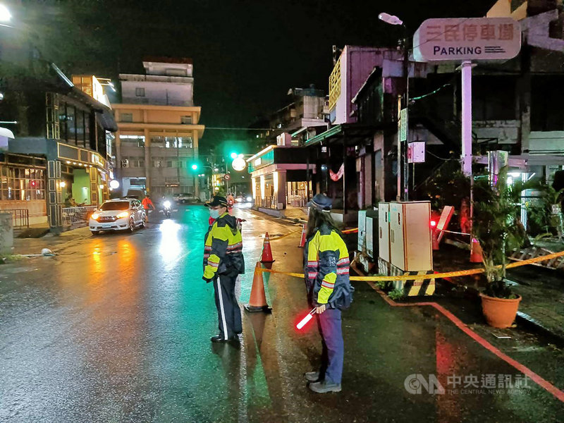高雄地區19日晚間下起大雷雨,一名39歲高姓女子涉水行走時遭電暈,送醫搶救。高雄市工務局養工處20日表示,高女觸電區域線路複雜,還有包括監視器等線路,路燈桿上也吊掛很多其他電線,尚待查明是否有其他因素造成女子觸電。(高雄市警察局鳳山分局提供)中央社記者蔡孟妤傳真 110年7月20日