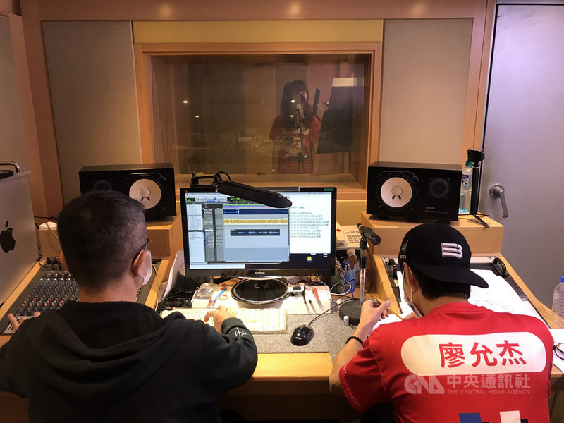 受COVID-19疫情影響,「全明星運動會」第二季暫停錄影,但參賽選手響應製作單位號召,無酬獻唱歌曲「對世界點頭」為台灣打氣。(好看娛樂提供)中央社記者葉冠吟傳真 110年7月20日
