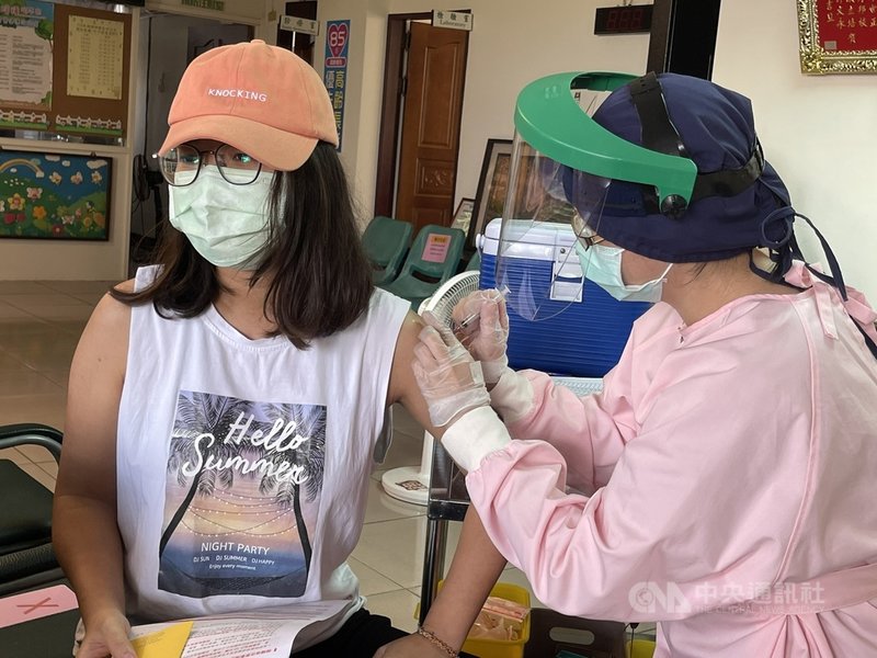 澎湖擴大接種COVID-19疫苗,累計目前全縣接種達3萬6017人,涵蓋率33.67%;若以全縣常住人口7萬人計,涵蓋率已實質過半,來到50.86%。(澎湖縣政府提供)中央社 110年7月20日