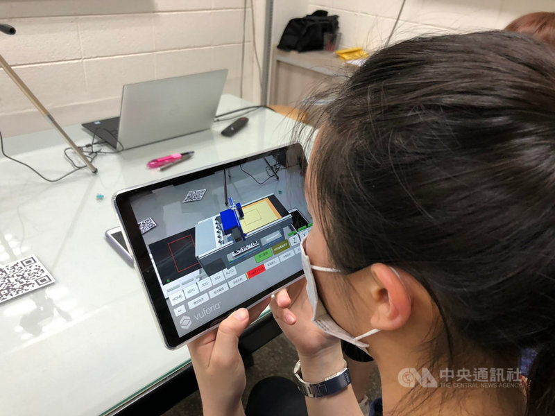 北科大工業設計系教師李易叡表示,家具專班因應實務界需求,教學逐步導向學習數位製造及自動化生產加工技能與觀念,但學生往往得輪流操作機台,導致實作技術難以連貫;為提升學習成效,特將AR教學輔助系統導入木工課程,讓學生可藉App反覆演練機台加工技術及操作程序。(北科大提供)中央社記者許秩維傳真 110年7月20日
