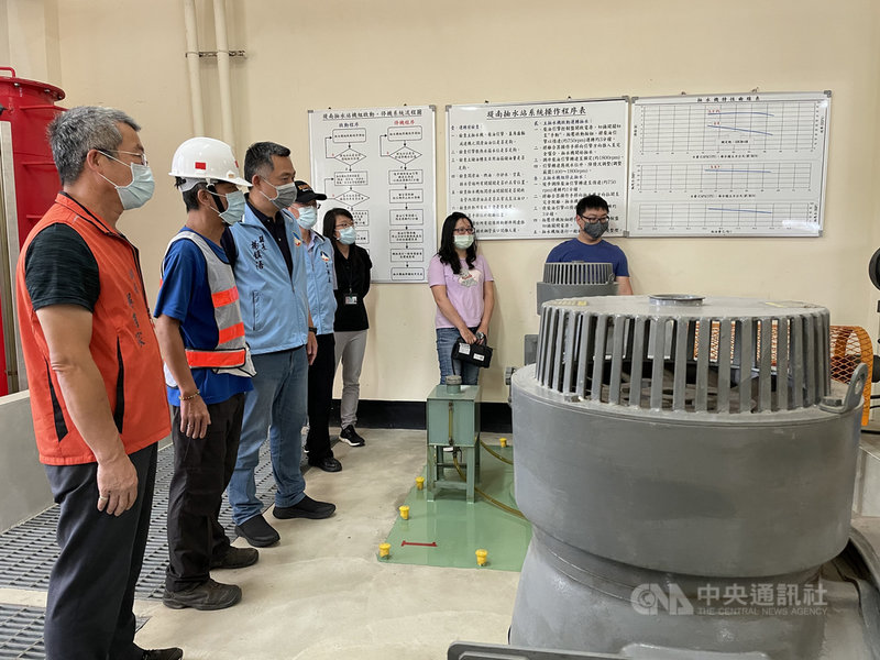 因應颱風烟花可能帶來的強風豪雨,金門縣長楊鎮浯(左3)20日視察容易積淹水區域及堤南、金沙、浯江等抽水站整備情形,指示做好防汛措施。中央社記者黃慧敏攝 110年7月20日