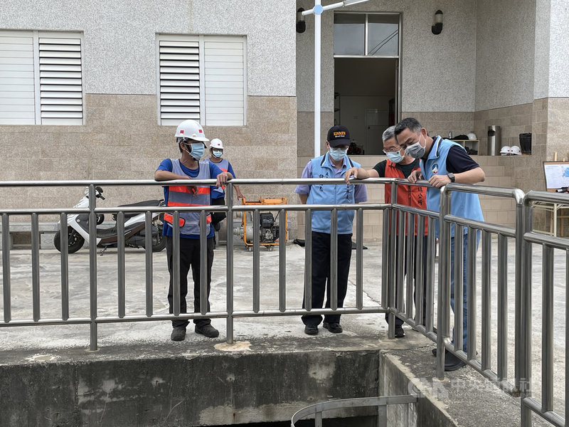 因應颱風烟花可能帶來的強風豪雨,金門縣內各級機關單位已積極加強防颱準備工作,縣長楊鎮浯(右)20日到容易積淹水區域及堤南、金沙、浯江等抽水站等處視察,了解颱風整備狀況。中央社記者黃慧敏攝 110年7月20日