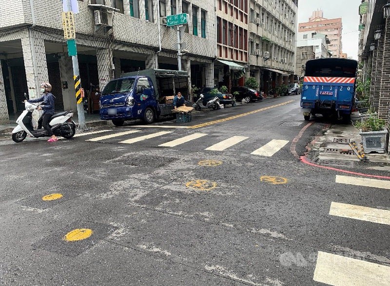 台水第七區管理處20日表示,以往高雄市區如苓雅、前金區等道路車流量大,考量交通安全、路平、商業損失等,汰換老舊供水管線工程經常受阻,近期則趁COVID-19疫情影響,人流、車流大幅減少,加速汰換管線工程。(台水第七區管理處提供)中央社記者蔡孟妤傳真 110年7月20日