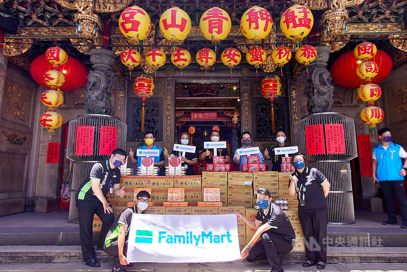 艋舺青山宮與文總「萬華大鬧熱」平台、全家便利商店共同發起「『疫』起盡份力,萬華有你挺」愛心物資募捐活動,各界愛心物資送抵青山宮。(中華文化總會提供)中央社記者葉冠吟傳真 110年7月20日