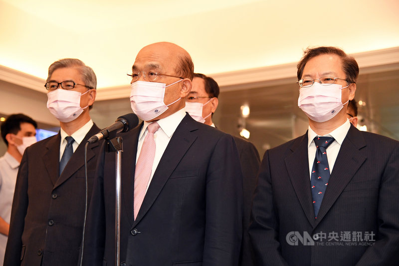 行政院長蘇貞昌20日在行政院政務委員兼國發會主委龔明鑫(右)、金管會主委黃天牧(左)陪同下,出席證交所台灣創新板及櫃買中心戰略新板聯合開板典禮。(行政院提供)中央社記者賴于榛傳真 110年7月20日