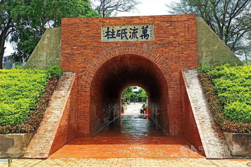 台南市文化局利用國定古蹟二鯤鯓砲台(億載金城)休園期間進行城門清洗維護,為有百年歷史的城門洗去髒污、鹽分及青苔等,重現風華。(台南市文化局提供)中央社記者楊思瑞台南傳真 110年7月20日