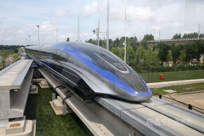 由中國中車研製、標榜擁有完全智慧財產權的磁浮列車系統,20日在青島成功完成生產。中車表示,這是世界首款設計時速達600公里的磁浮列車,代表中國掌握高速磁浮全套技術和工程化能力。(中新社提供)中央社 110年7月20日
