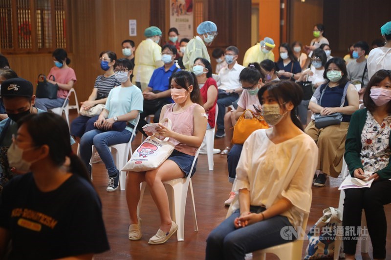 指揮中心指揮官陳時中20日公布目前國內COVID-19疫苗接種人口涵蓋率達22.48%,拚儘速往年輕族群開放施打。圖為新北中和靜思堂接種站內,完成疫苗接種的民眾在座位上休息觀察。中央社記者王騰毅攝 110年7月20日