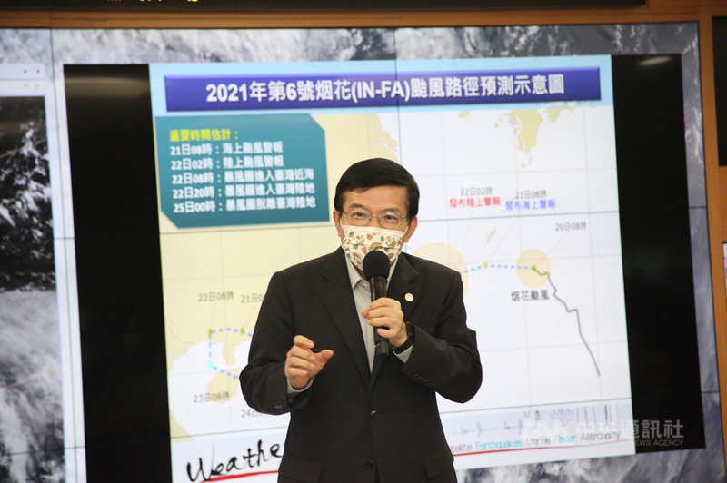 交通部長王國材(圖)20日慰勞中央氣象局員工,聽取預報中心對颱風烟花動態說明,他並表示,氣象或地震預測是高科技工作,交通部支持精進。(氣象局提供)中央社記者張雄風傳真 110年7月20日