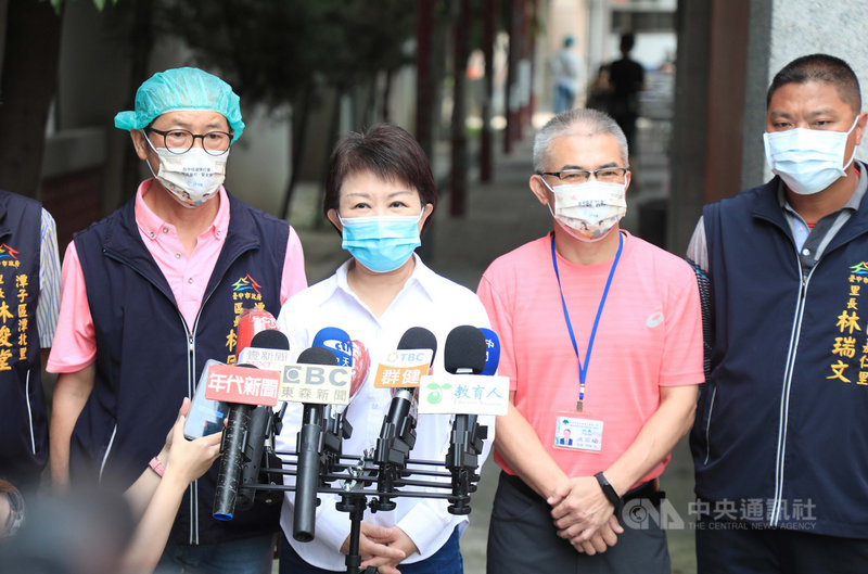 台北市長柯文哲預計舉債購買第3劑疫苗。台中市長盧秀燕(左2)20日受訪表示,疫苗現在是國家生存的重要戰略物資,有就要買,寧多勿少,有人能買到,都鼓勵盡量買。中央社記者趙麗妍攝 110年7月20日