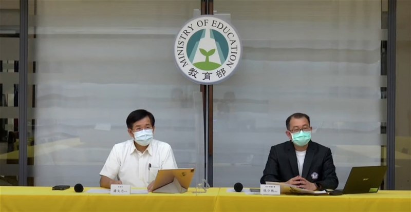 中華代表團19日出征東京奧運，但原規劃選手搭商務艙，卻改成經濟艙，教育部長潘文忠（左）、體育署長張少熙（右）為此致歉。（截自YouTube畫面）中央社記者黃巧雯傳真 110年7月19日