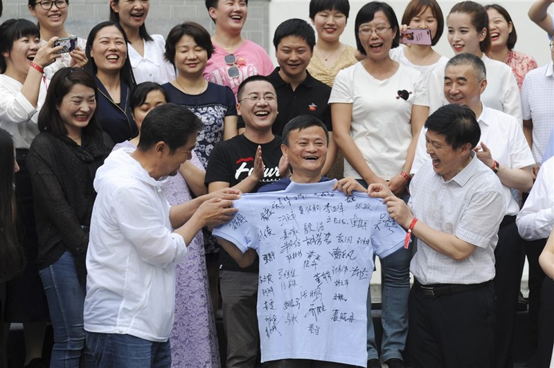 富比世(Forbes)中國20日發布「2021中國慈善榜」,阿里巴巴集團創辦人馬雲去年捐款位列榜首。圖為2020 年6月6日,馬雲(前中)請安徽援鄂醫療隊吃火鍋,醫療隊為馬雲送上簽名隊服。(中新社)