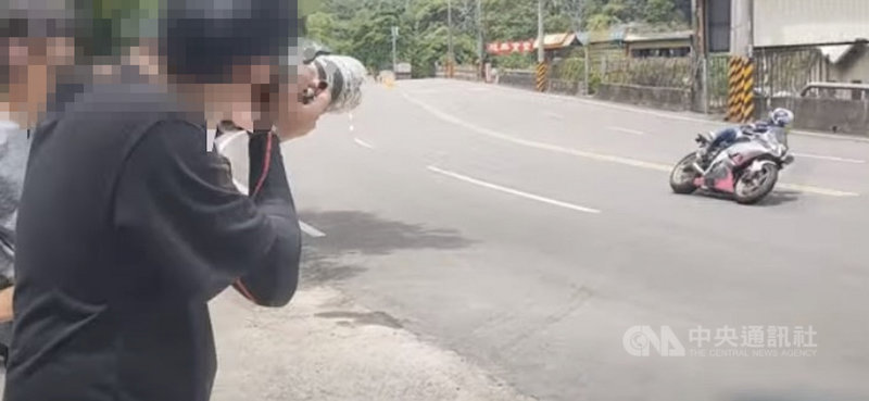 為維護台3線周邊居民及用路人安全,苗栗縣警局規劃假日或連續假期在轄內各熱門追焦地點執行巡邏、守望及測照等勤務並取締違規,警方上週末首度針對路旁攝影追焦手勸導離開不聽者,依道路交通管理處罰條例78 條1項4款告發,引起網友熱議。圖非當事人。(警方提供)中央社記者管瑞平傳真 110年7月20日