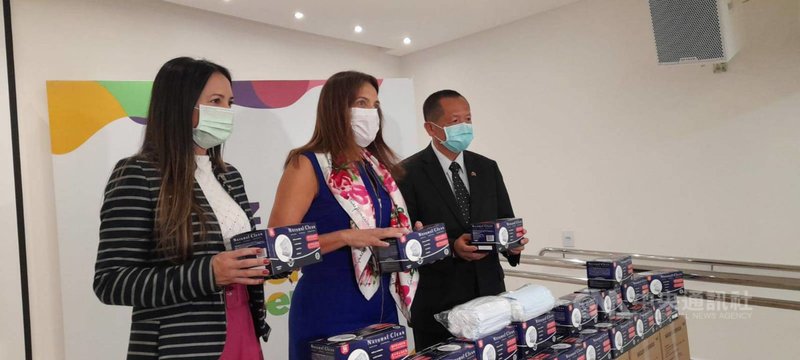 駐巴西代表張崇哲(右)與戈亞斯州長夫人賈欣雅(Gracinha Caiado,中)16日共同主持15萬口罩捐贈儀式。(駐巴西代表處提供)中央社記者唐雅陵聖保羅傳真 110年07月20日