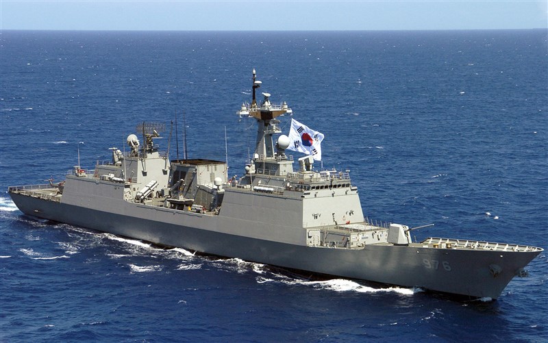 韓國文武大王艦(圖)爆發大批群聚感染,上百名艦組人員確診,20日被緊急空中轉診至首爾治療。(圖取自維基共享資源,版權屬公有領域)