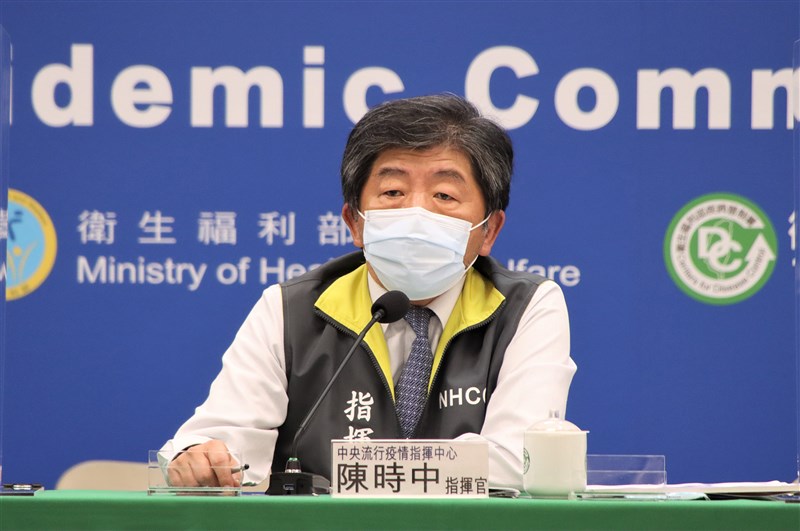 中華代表團出征東京奧運,但因選手坐經濟艙引起議論。指揮中心指揮官陳時中20日被問到事前是否有提供國手搭機建議,他表示僅有建議保持社交距離。(指揮中心提供)