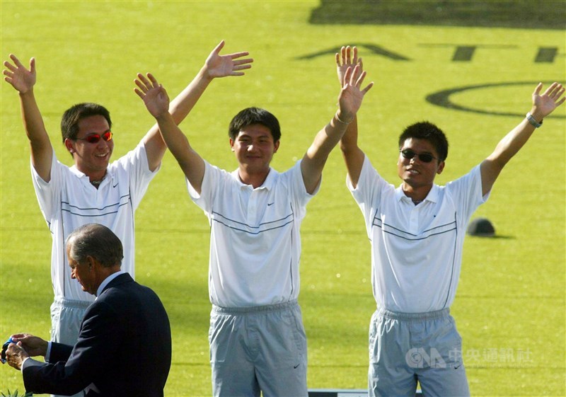 中華隊射箭代表隊劉明煌(左)、王正邦(中)、陳詩園(右)在2004年雅典奧運,一路爆冷,闖進壓軸冠軍戰,最終不敵南韓,以銀牌作收。(中央社檔案照片)