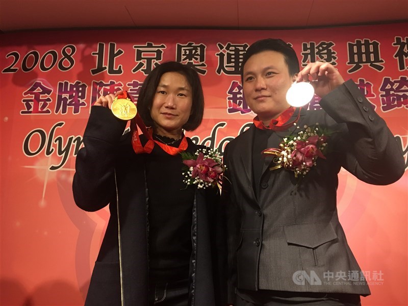盧映錡(右)2018年1月遞補北京奧運銀牌。一等近10年。(中央社檔案照片)