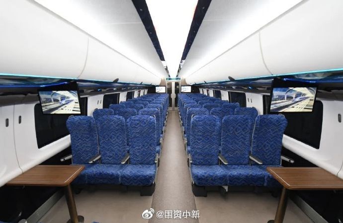由中國中車研製、標榜擁有完全智慧財產權的磁浮列車系統,20日在青島成功完成生產。圖為列車內部。(圖取自weibo.com/guozixiaoxin)