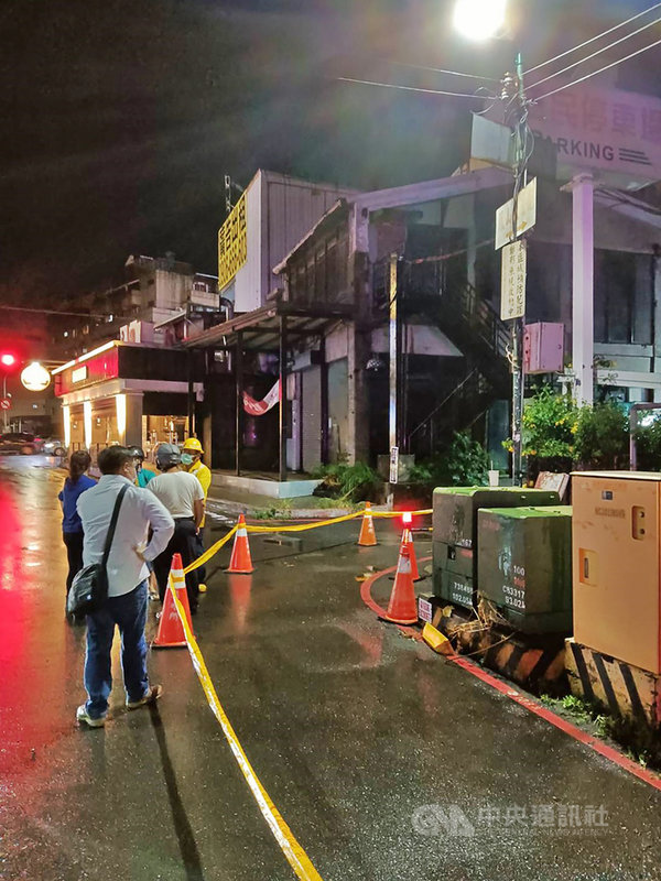 高雄19日晚間下起大雷雨,高姓女子涉水行走時,突然疑似觸電倒地,目前仍在醫院救治。高雄市政府原預計20日下午委由專業技師到事發現場檢測原因,但遇雨延到21日。(高雄市警察局鳳山分局提供)中央社記者蔡孟妤傳真 110年7月20日