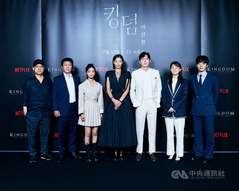 Netflix原創韓劇「屍戰朝鮮:雅信傳」20日在南韓首爾舉辦記者會,導演金成勳(左起)與演員金雷下、金是兒、全智賢、朴秉恩及編劇金銀姬、演員具教煥等人出席,為戲宣傳造勢。(Netflix提供)中央社記者葉冠吟提供 110年7月20日
