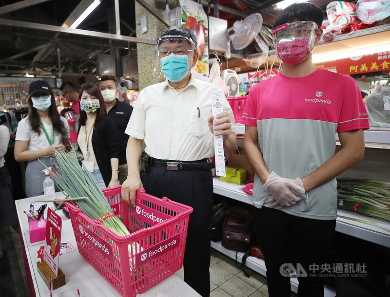 台北市勞動局攜手產業局推出「不用上市場、生鮮送你家」方案,市長柯文哲(中)21日表示,方案將提供攤商6個月服務費補助,希望藉著這個機會讓市場升級、效率更高,轉型成資本、技術密集產業。中央社記者張新偉攝 110年7月21日