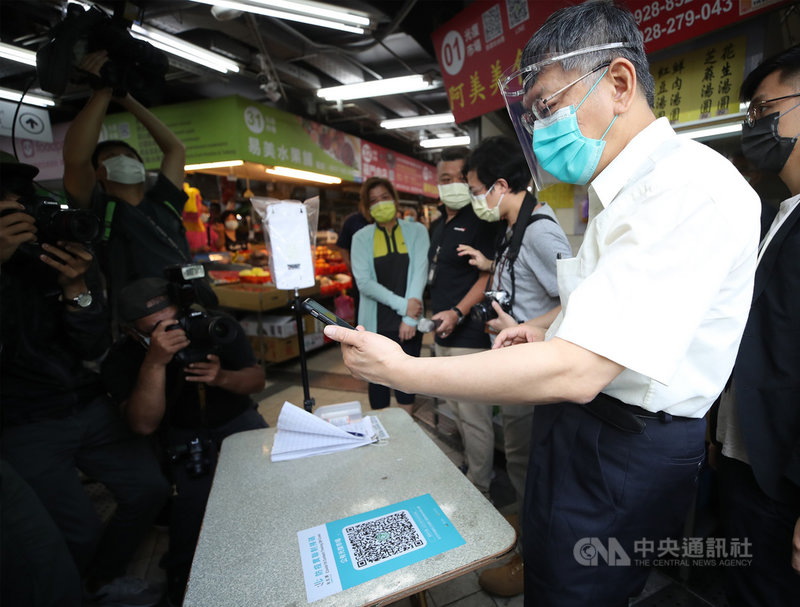 為協助傳統市場轉型,台北市政府勞動局攜手產業局推出「不用上市場、生鮮送你家」方案,市長柯文哲(右)21日上午赴光復市場視察,在入口處掃描QR Code實聯制入場。中央社記者張新偉攝 110年7月21日