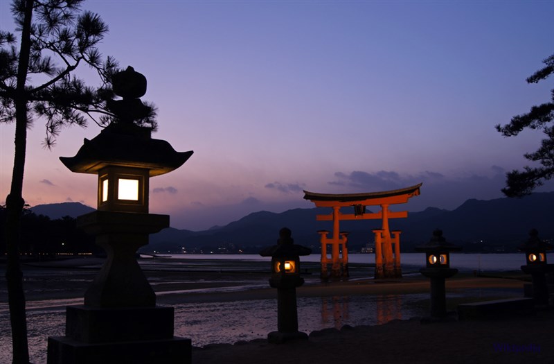 以海上鳥居聞名的日本宮島嚴島神社欲開徵「宮島訪問稅」,預計2023年春天從船票向遊客收取100日圓。(圖取自維基共享資源;作者東京太郎 ,CC BY-SA 3.0)