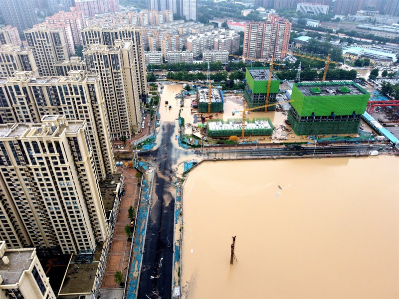 河南省政府21日傍晚表示,據不完全統計,16日以來的豪雨已造成全省25人死亡。圖為鄭州市區21日陷入一片汪洋。(中新社)