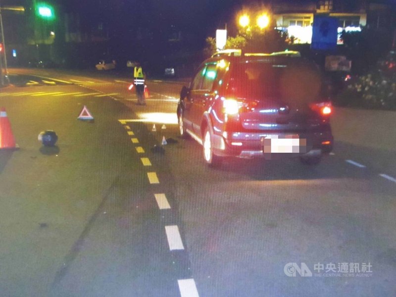 台中市張姓男子20日晚間騎機車載女友,行經北屯區一處路口突然失控,撞上對向等待左轉號誌的自小客車,張男傷重送醫不治,邱女身上多處受傷送醫救治。(民眾提供)中央社記者蘇木春傳真 110年7月21日