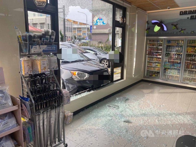 苗栗縣大湖鄉一處全家超商20日上午遭一名前來採買的男子開車衝撞,男子駛入停車位時疑似誤踩油門,車頭直接撞擊超商店面玻璃,導致整面落地玻璃應聲碎裂。(警方提供)中央社記者管瑞平傳真 110年7月21日